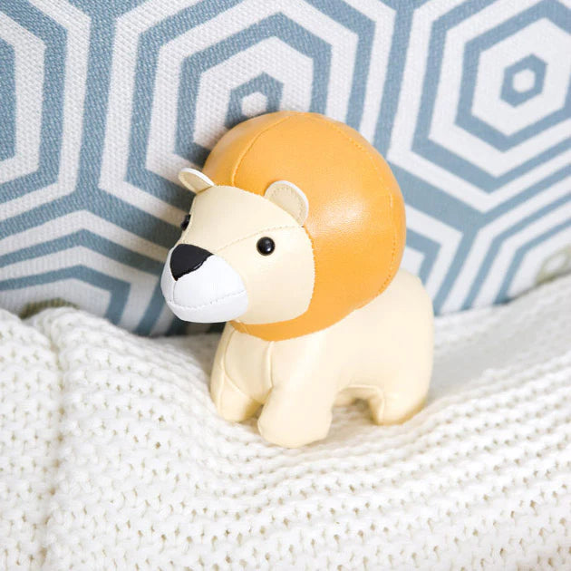 Jackson the Lion, Tiny Friend