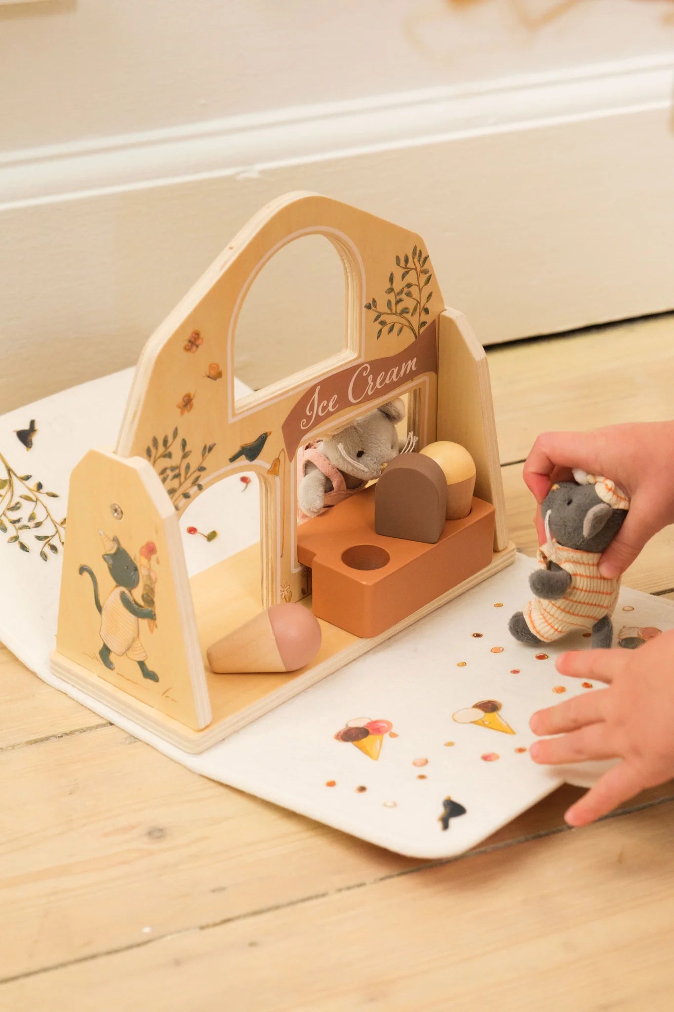 Egmont Toys Ice Cream Shop of Agathe The Mouse